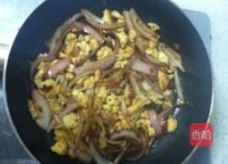 剁辣椒豆瓣酱洋葱炒鸡蛋的做法图解5
