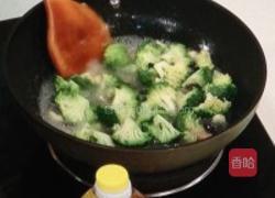 上汤皮蛋西兰花的做法图解4