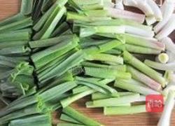 青蒜蛋皮炒香干的做法图解1