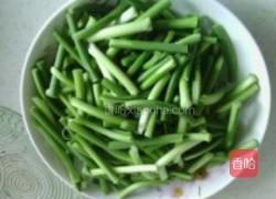蒜苗梗炒瘦肉条的做法图解1