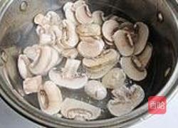 椒油口蘑小油菜的做法图解3