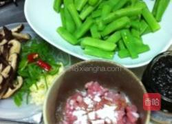 橄榄肉粒四季豆的做法图解1