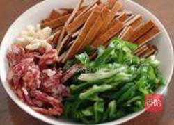 辣椒香干炒香肠的做法图解1
