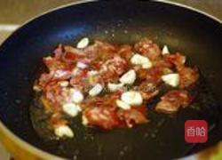 辣椒香干炒香肠的做法图解2