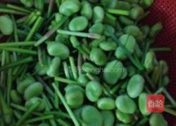 蒜苗蚕豆的做法图解1