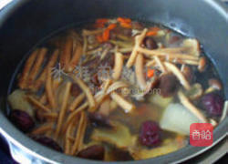 茶树菇萝卜肉骨头汤的做法图解3