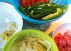 黑胡椒牛肉烩双椒的做法图解1