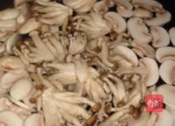 辣炒双菇菜花的做法图解2