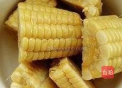 玉米板栗排骨汤的做法图解1