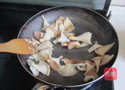 鸡蛋瓠子猪肚菇的做法图解4