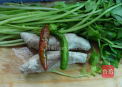 药芹炒面筋的做法图解1