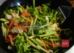 药芹炒面筋的做法图解4