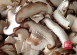 蘑菇粉丝汤的做法图解1