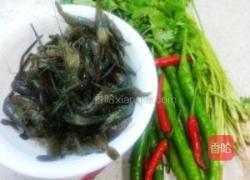 香辣椒盐河虾的做法图解1