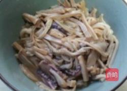 香辣酸豆角炒墨鱼的做法图解1