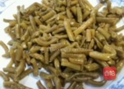 香辣酸豆角炒墨鱼的做法图解2