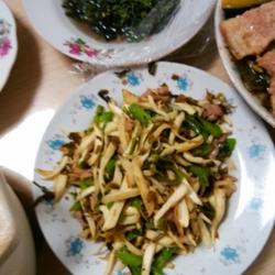 辣椒雪菜皎白肉丝的做法[图]