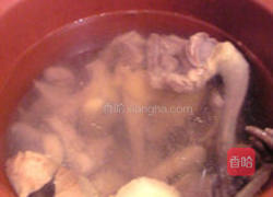 莲枣乳鸽汤的做法图解2