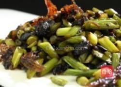 豆豉鲮鱼炒蒜苗的做法图解1