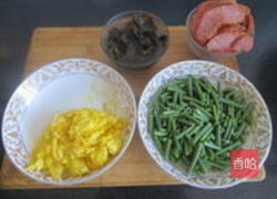 红肠鸡蛋炒蒜薹的做法图解2