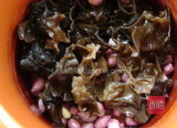 花生红枣黑木耳养血汤的做法图解3