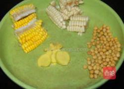 玉米黄豆蹄花汤的做法图解2