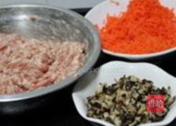 胡萝卜冬菇猪肉馅馄饨的做法图解2