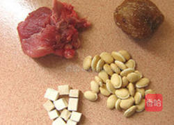 茯苓扁豆猪脊骨汤的做法图解1