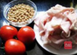 番茄黄豆猪皮汤的做法图解1