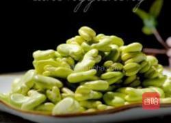 鲜蚕豆炒腊肉的做法图解1