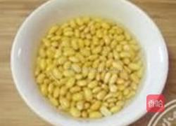 清香黄豆猪手汤的做法图解1