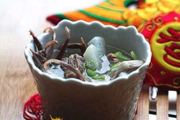咸排骨鸭舌萝卜汤