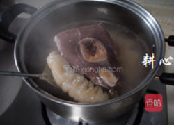 海参花胶火腿汤的做法图解2
