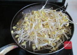 剁椒银芽的做法图解2