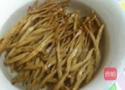 黄花菜枸杞排骨汤的做法图解1