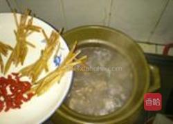 黄花菜枸杞排骨汤的做法图解6