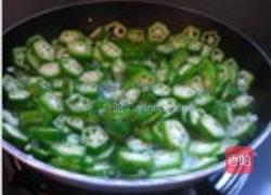 秋葵炒魔芋的做法图解2