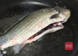 金针肥牛鲫鱼煲的做法图解1