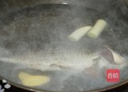 金针肥牛鲫鱼煲的做法图解2