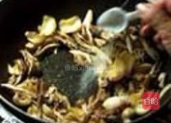 鲜鲍鱼炒舞茸的做法图解2