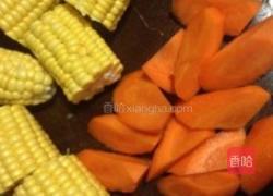 粟米红萝卜猪骨汤的做法图解1