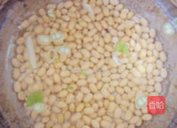 黄豆小白菜汤的做法图解2