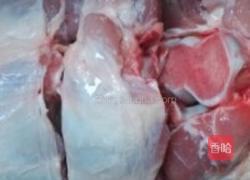 玉米蹄髈汤的做法图解2