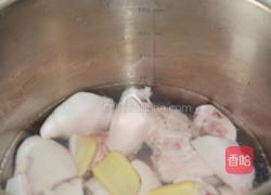 猪蹄黑豆汤的做法图解3