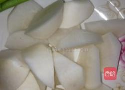 高仿白萝卜乌鸡汤的做法图解1
