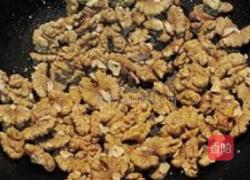 糖霜桃仁的做法图解1