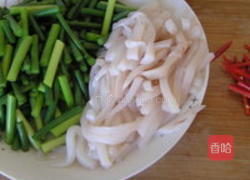 蒜薹炒鱿鱼的做法图解2