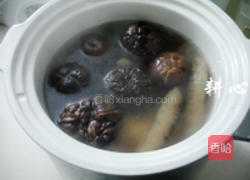 海参香菇煲鸡汤的做法图解7