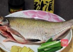 黄豆酱蒸武昌鱼的做法图解1