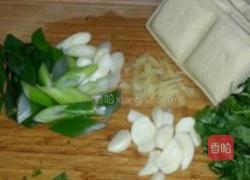 家常烧鲈鱼豆腐干的做法图解3